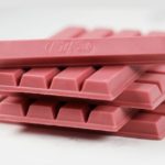 Розовая шоколадка Kit-Kat без упаковке